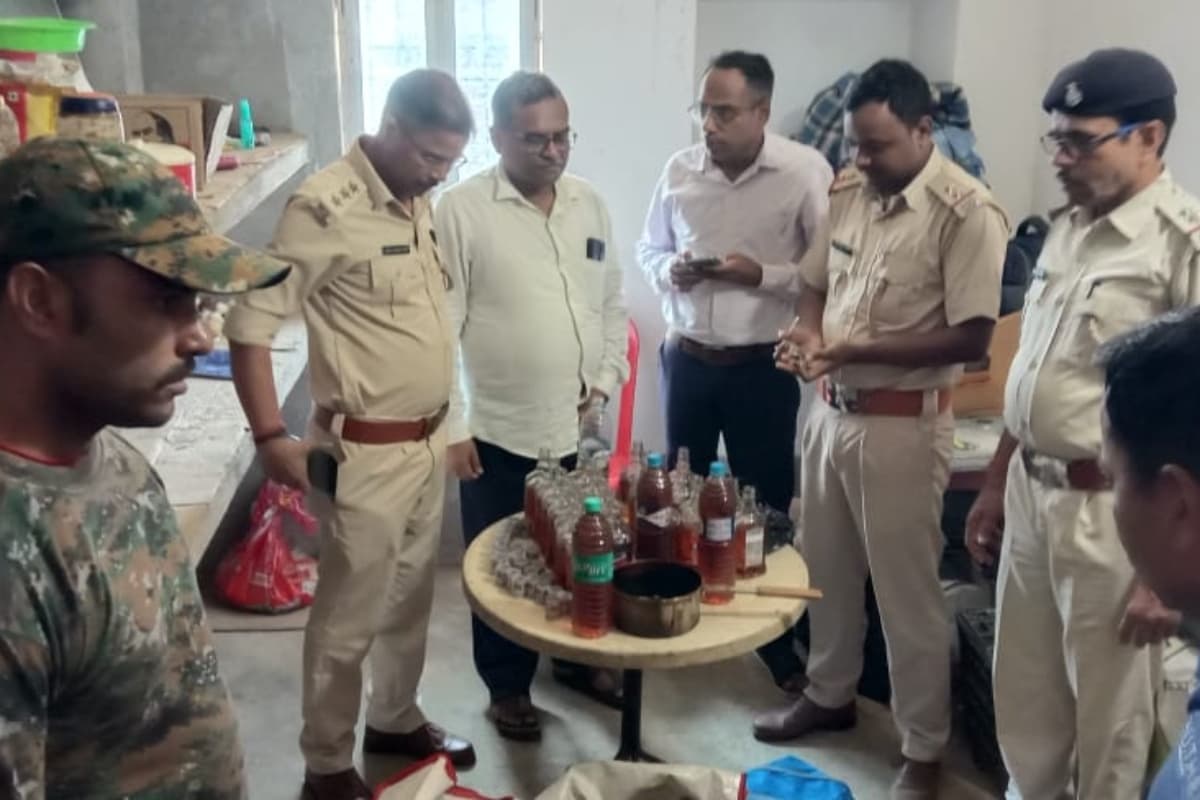 Sahibganj News: सरकारी शराब दुकान की आड़ में बेचा जा रहा था नकली शराब, ग्राहक ने ऐसे किया भंडाफोड़