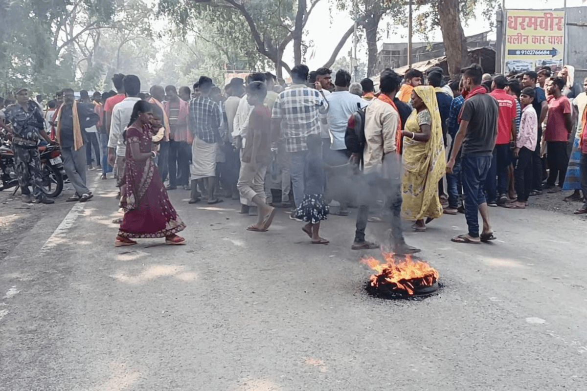 Sahibganj Road Accident : साहिबगंज में तेज रफ्तार ट्रक ने मारी टक्कर, मौत के बाद आक्रोशित ग्रामीणों ने काटा बवाल