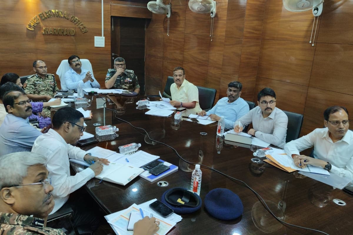 Jharkhand Election: सीईओ के रवि कुमार ने दी चेतावनी, किसी भी परिस्थिति के लिए जिम्मेवार होंगे संबंधित पदाधिकारी