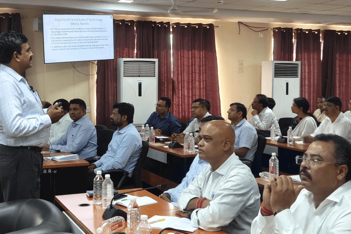 विधानसभा चुनाव से पहले निर्वाचन आयोग दे रहा आरओ और एआरओ को ट्रेनिंग, तेज वोटिंग पर जोर