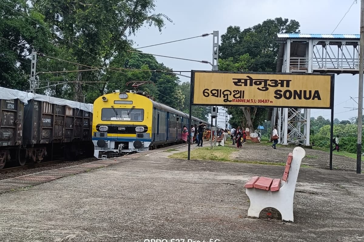 Jharkhand News: ट्रेन को डीरेल करने की साजिश हुई नाकाम, बड़ा हादसा टला, एक हफ्ते में दूसरी घटना