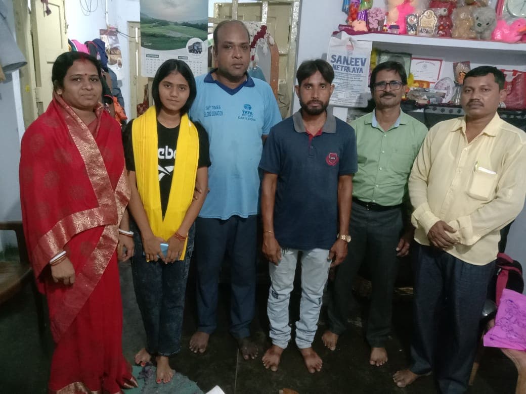 Jamshedpur News : कुड़मी समाज ने 19 जाउआ व्रतियों को पीला गमछा देकर किया सम्मानित