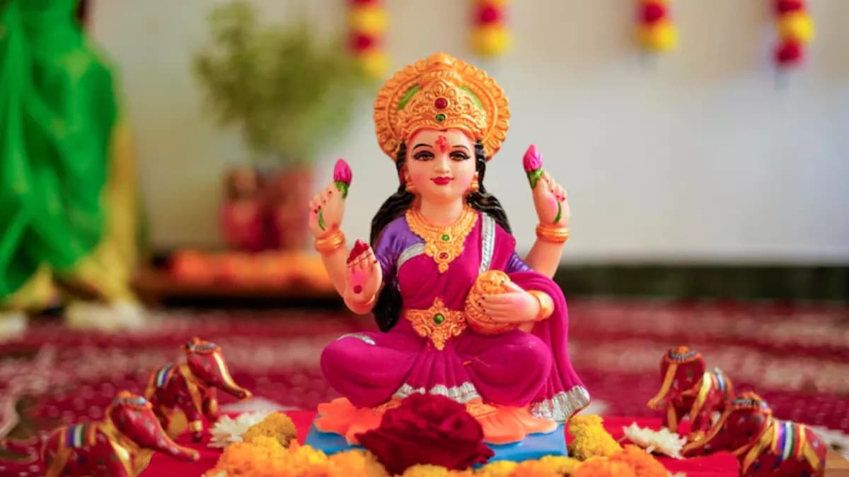 Dhan Lakshmi Puja: धनलक्ष्मी की कृपा चाहिए? घर में रखें ये 5 चीजें, बरसेगा धन