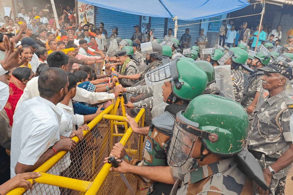 Durga Puja Violence: गढ़वा में दुर्गा पूजा मूर्ति विसर्जन को लेकर बवाल, आंसू गैस के गोले छोड़े, पत्थरबाजी में एएसपी चोटिल