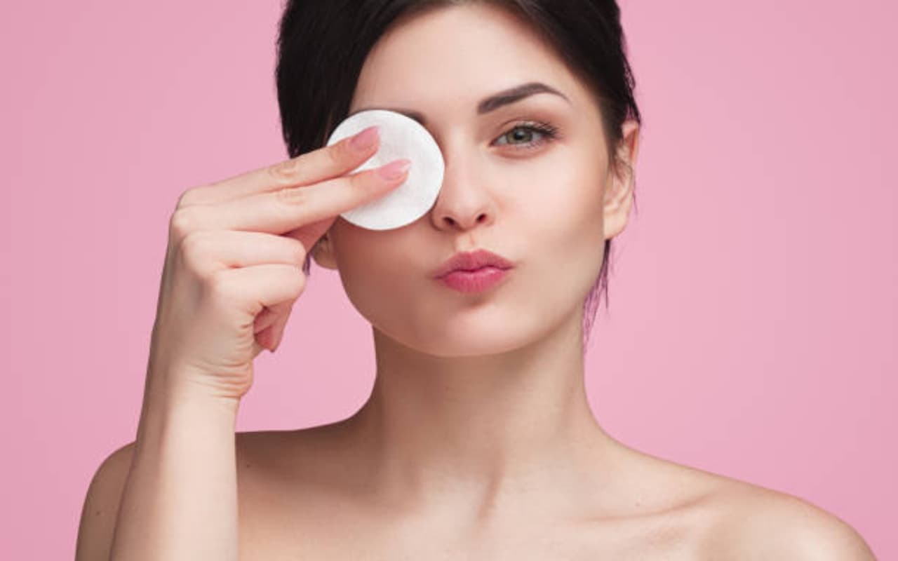 Skin Care Tips: केमिकल प्रोडक्ट्स की नहीं पड़ेगी जरुरत, इस तरह नेचुरल चीजों की मदद से रिमूव करें मेकअप Skin Care Tips: केमिकल प्रोडक्ट्स की नहीं पड़ेगी जरुरत, इस तरह नेचुरल चीजों की मदद से रिमूव करें मेकअप