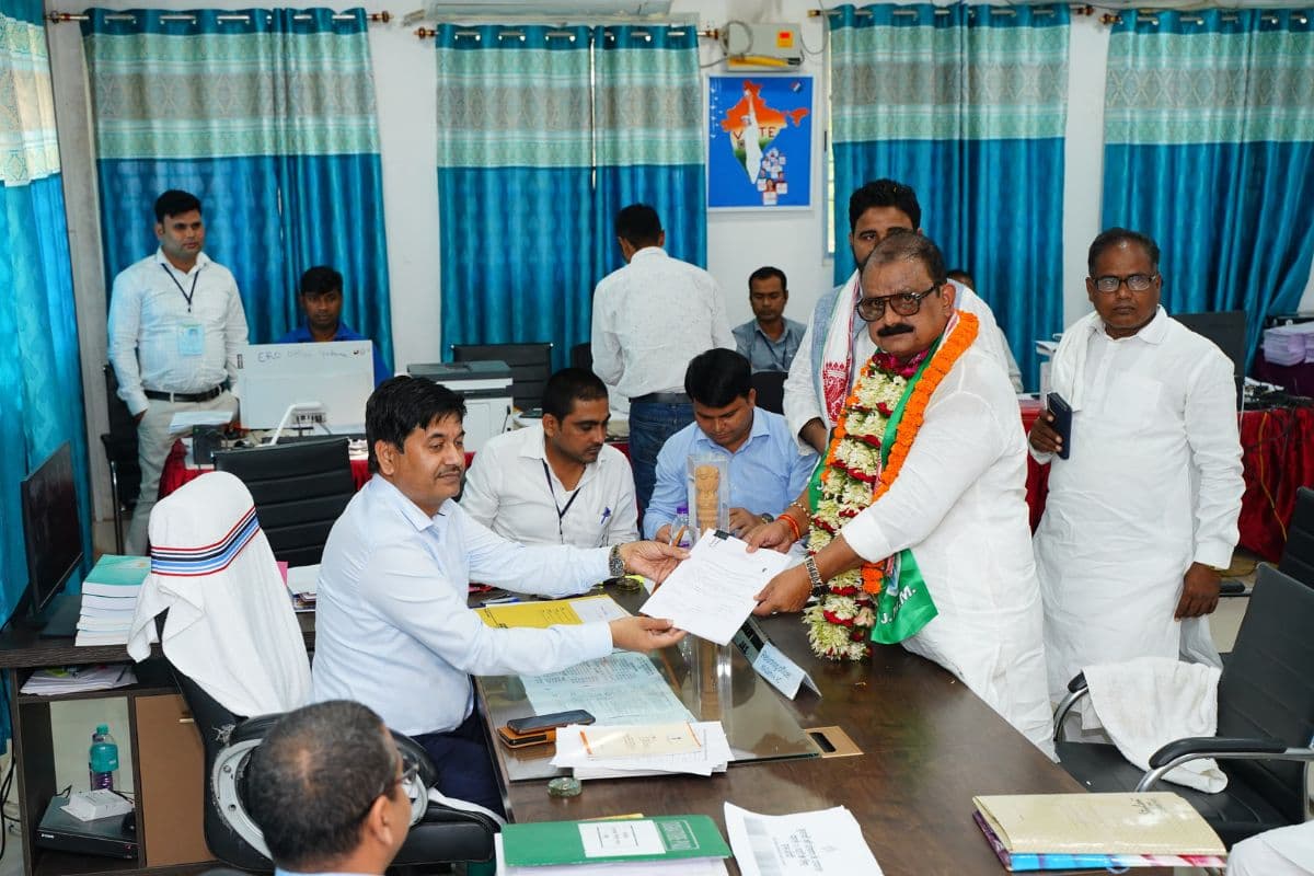 Garhwa Election 2024: JMM प्रत्याशी और मंत्री मिथिलेश कुमार ठाकुर ने किया नामांकन, मोटरसाइकिल से पहुंचे