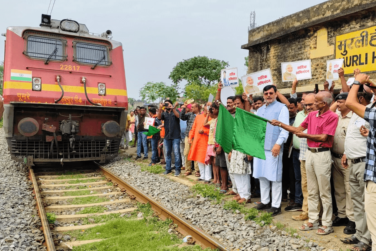 झारखंड के इस स्टेशन में 8 साल बाद रुकी पैसेंजर ट्रेन, लोगों के आंदोलन से झुका रेलवे