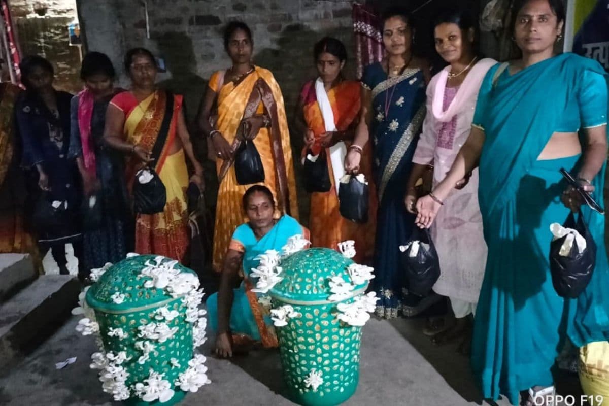 Success Story: बाल्टी के सहारे हर महीने हजारों कमा रही गया की कंचन, दूसरी महिलाओं की भी कर रही मदद