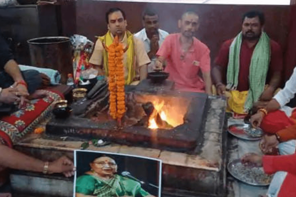 Muzaffarpur News: शारदा सिन्हा के बेहतर स्वास्थ्य के लिए बाबा गरीबनाथ मंदिर में हवन यज्ञ, महा मृत्युंजय मंत्र का हुआ जाप