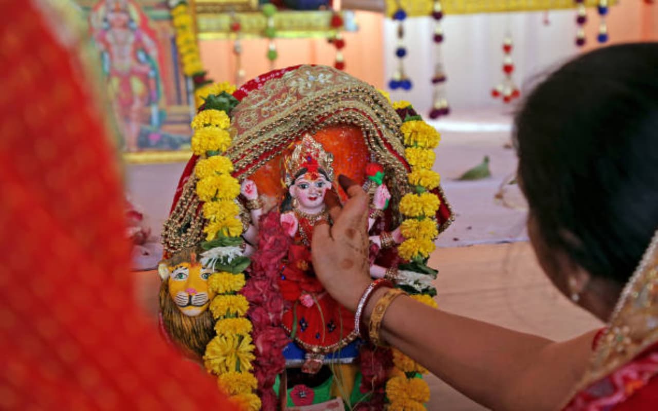 Vastu Tips: पैसों से हमेशा भरी रहेगी आपकी तिजोरी, नवरात्रि पर अपने घर लाएं ये खास चीजें