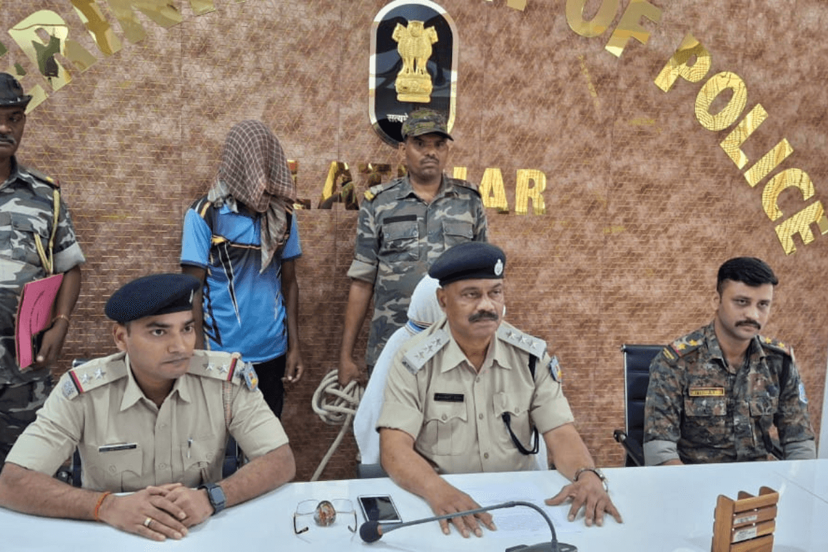 Jharkhand Naxal News: पुलिस ने हाथ लगी बड़ी कामयाबी, 1 लाख ईनामी नक्सली गिरफ्तार Jharkhand Naxal News: पुलिस ने हाथ लगी बड़ी कामयाबी, 1 लाख ईनामी नक्सली गिरफ्तार