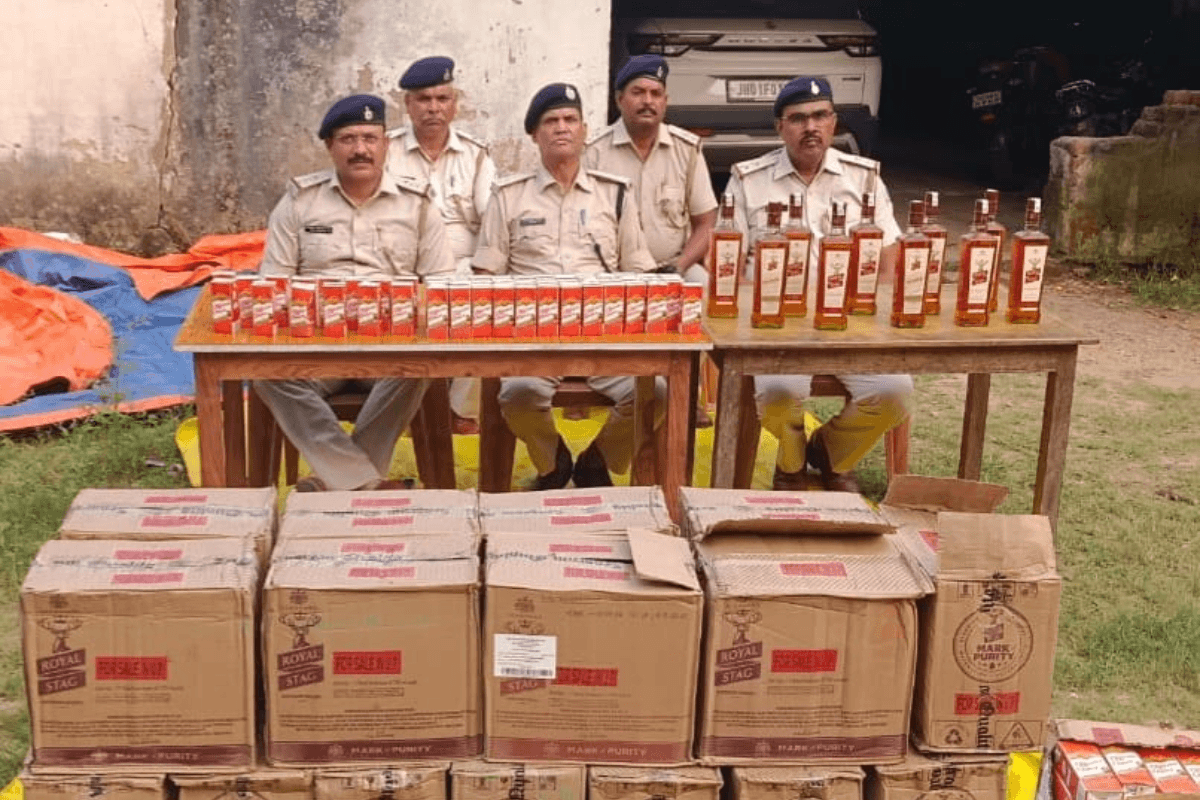 Jharkhand News: विधानसभा चुनाव से पहले पुलिस को मिली बड़ी सफलता, 6 लाख की अवैध शराब बरामद