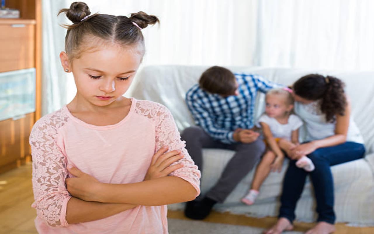 Parenting Tips: बच्चों के सामने मां-बाप कभी न करें ये गलतियां, आपस में हो जाती है दुश्मनी