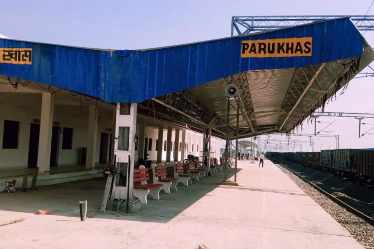 Bihar News: पारू खास-देवरिया रेलखंड पर जल्द दौड़ेगी ट्रेन, DRM ने नए स्टेशन का किया निरीक्षण