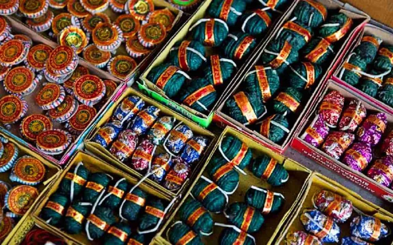 Patna: पटना, गया सहित चार जिलों में पटाखे के उपयोग पर रोक, एसडीओ और एसडीपीओ करेंगे कार्रवाई Patna: पटना, गया सहित चार जिलों में पटाखे के उपयोग पर रोक, एसडीओ और एसडीपीओ करेंगे कार्रवाई