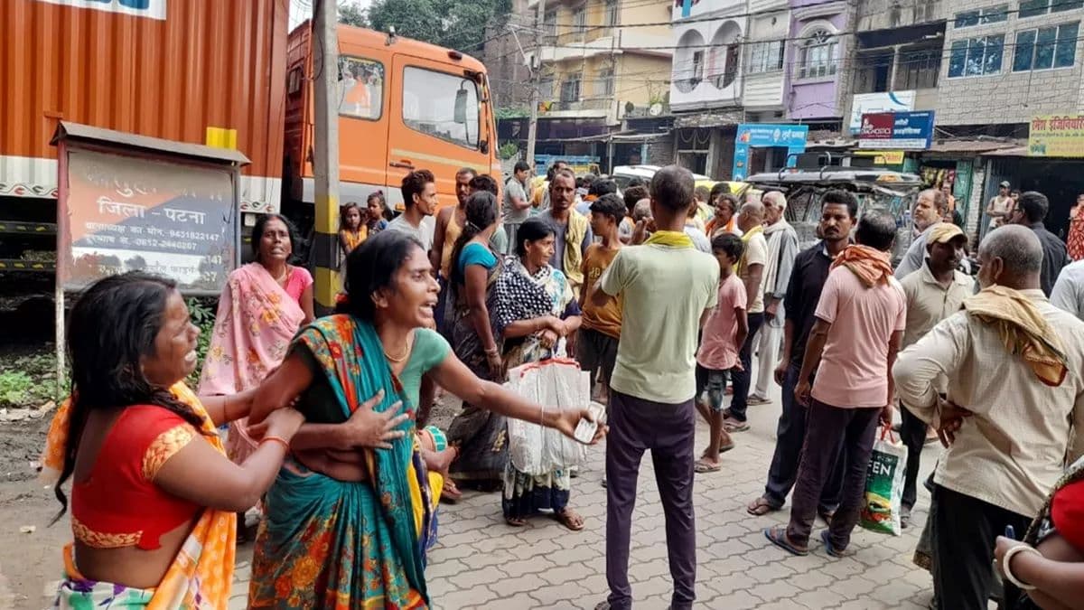 पटना में भीषण सड़क हादसा, पिता-पुत्र समेत तीन को ट्रक ने कुचला, मौत