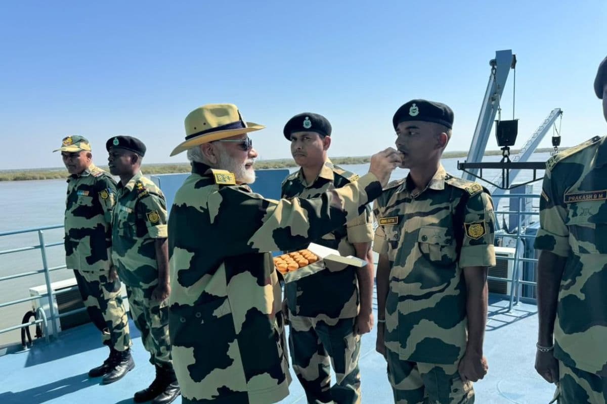 PM Modi Diwali Celebration: पीएम मोदी का लुक हुआ वायरल, कच्छ में जवानों संग मनाई दिवाली