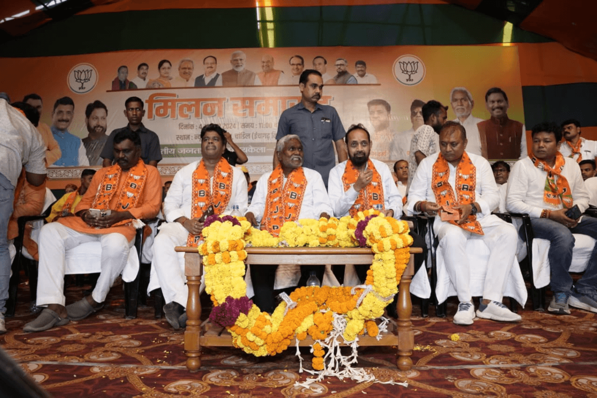 Jharkhand Politics: सीएम हेमंत सोरेन और कल्पना सोरेन पर बीजेपी नेता अमर बाउरी ने कसा तंज, चंपाई ने कही ये बात