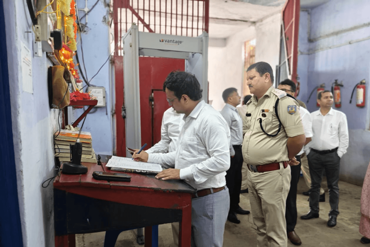 Sahibganj News : विधानसभा चुनाव को लेकर अलर्ट मोड पर जिला प्रशासन, मंडल कारा साहिबगंज में छापेमारी