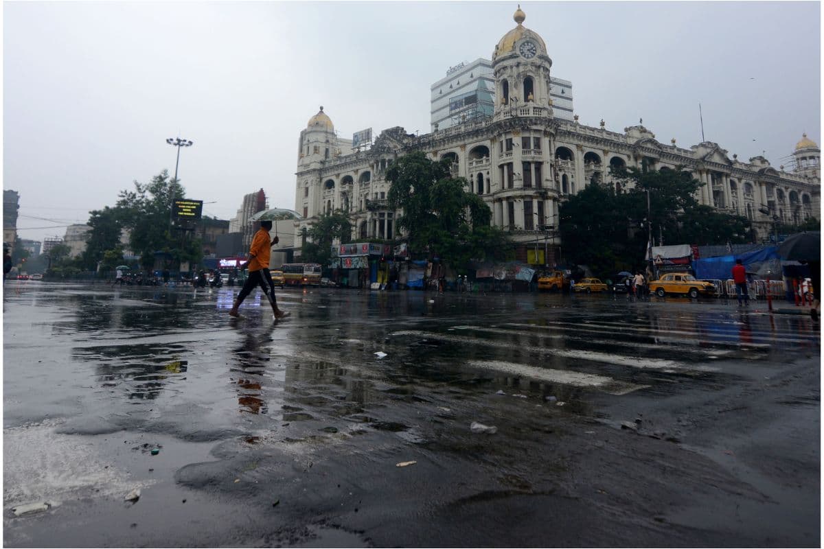 West Bengal : ‘डाना’ का असर, सड़कों पर दिखा मिनी लाॅकडाउन