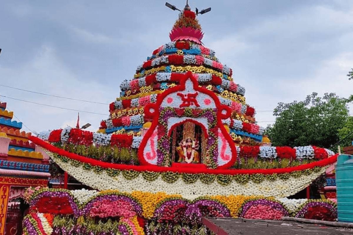 Durga Puja: रजरप्पा स्थित मां छिन्नमस्तिका मंदिर में ऐसी होती है दुर्गा पूजा, शक्तिपीठ का है विशेष महत्व Durga Puja: रजरप्पा स्थित मां छिन्नमस्तिका मंदिर में ऐसी होती है दुर्गा पूजा, शक्तिपीठ का है विशेष महत्व
