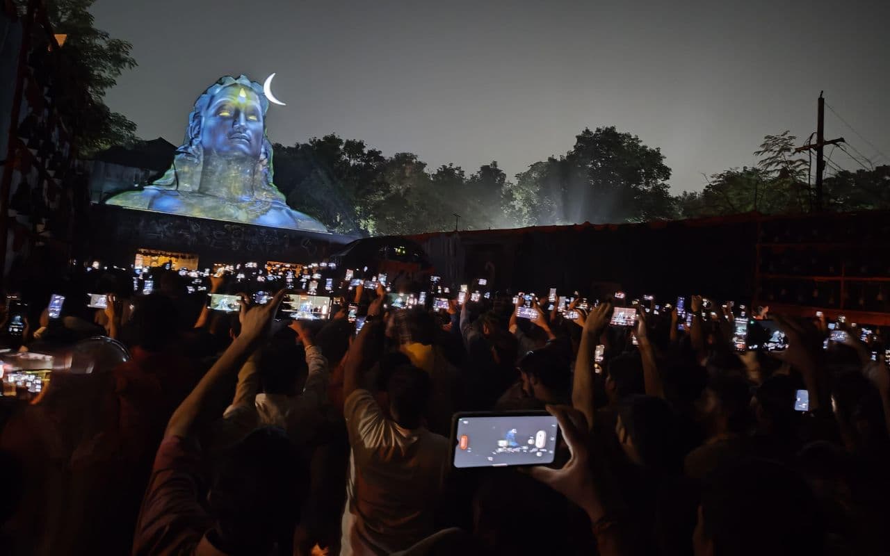 PHOTOS: रेलवे स्टेशन पर लेजर शो देखने उमड़े श्रद्धालु, मां की आभा देख निहाल हो रहे भक्त