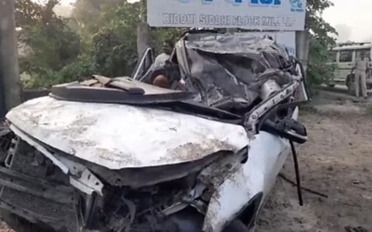 Road Accident: मुजफ्फरपुर में ट्रक से टकरायी 500 लीटर शराब से लदी कार, दो लोगों की मौत