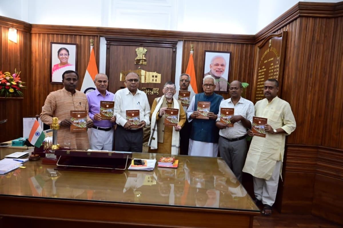 Ranchi News: राज्यपाल संतोष गंगवार ने किताब का किया लोकार्पण, भारतीय लोकतंत्र के बारे में कही ये बात