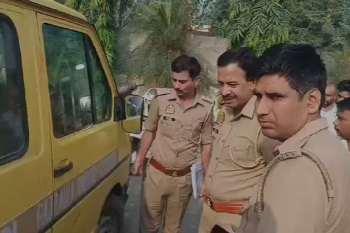 UP के अमरोहा में स्कूल वैन पर फायरिंग से मची चीख पुकार