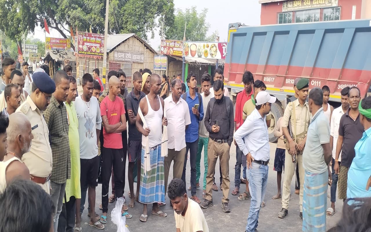 Bihar News: भागलपुर के नवगछिया में हाइवा ने किसान को रौंदा, गुस्साए लोगों ने किया सड़क जाम