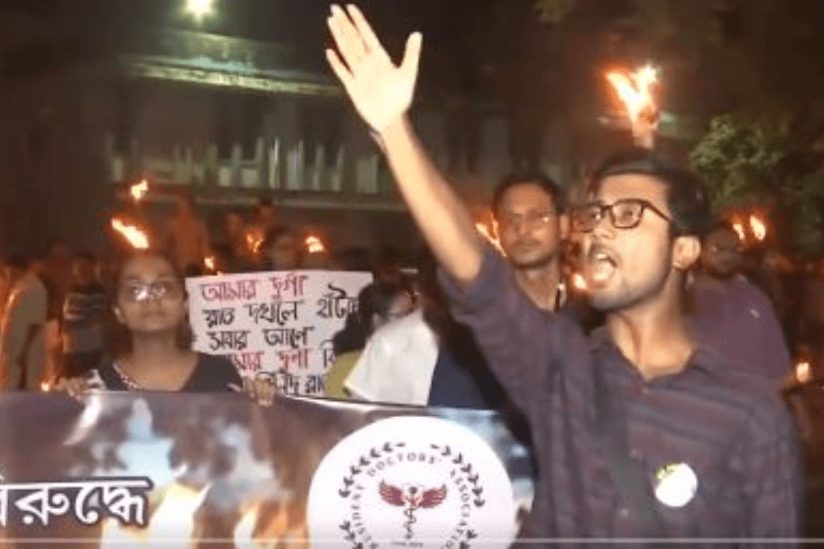 ममता बनर्जी की बढ़ी मुश्किलें, Kolkata Doctor Murder Case के विरोध में मेडिकल छात्रों ने सिलीगुड़ी में निकाला मशाल जुलूस