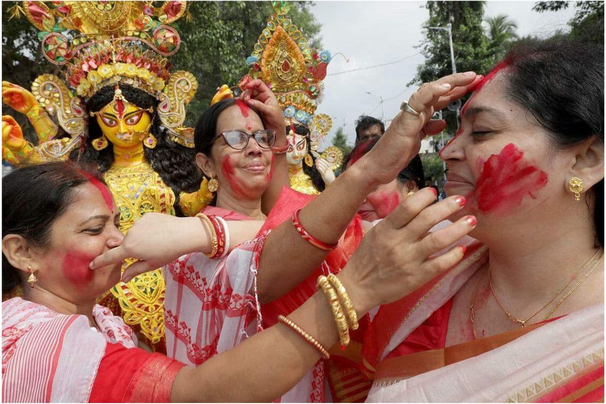 Durga Puja 2024 : बंगाल में सिंदूर खेला का है खास महत्व, 450 साल पहले शुरु हुई थी परंपरा