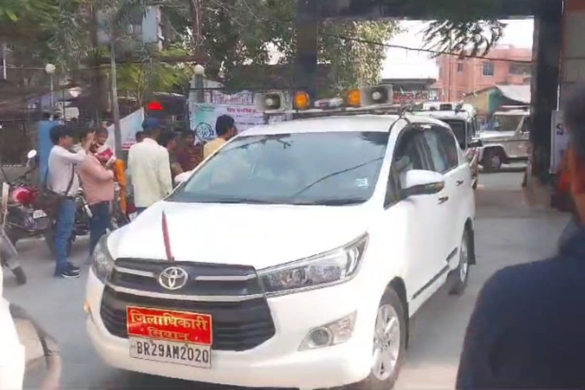 Bihar News: सीवान में 4 संदिग्ध मौतों के बाद 2 पुलिसकर्मी निलंबित, जानें जहरीले पेय पर DM ने क्या कहा…