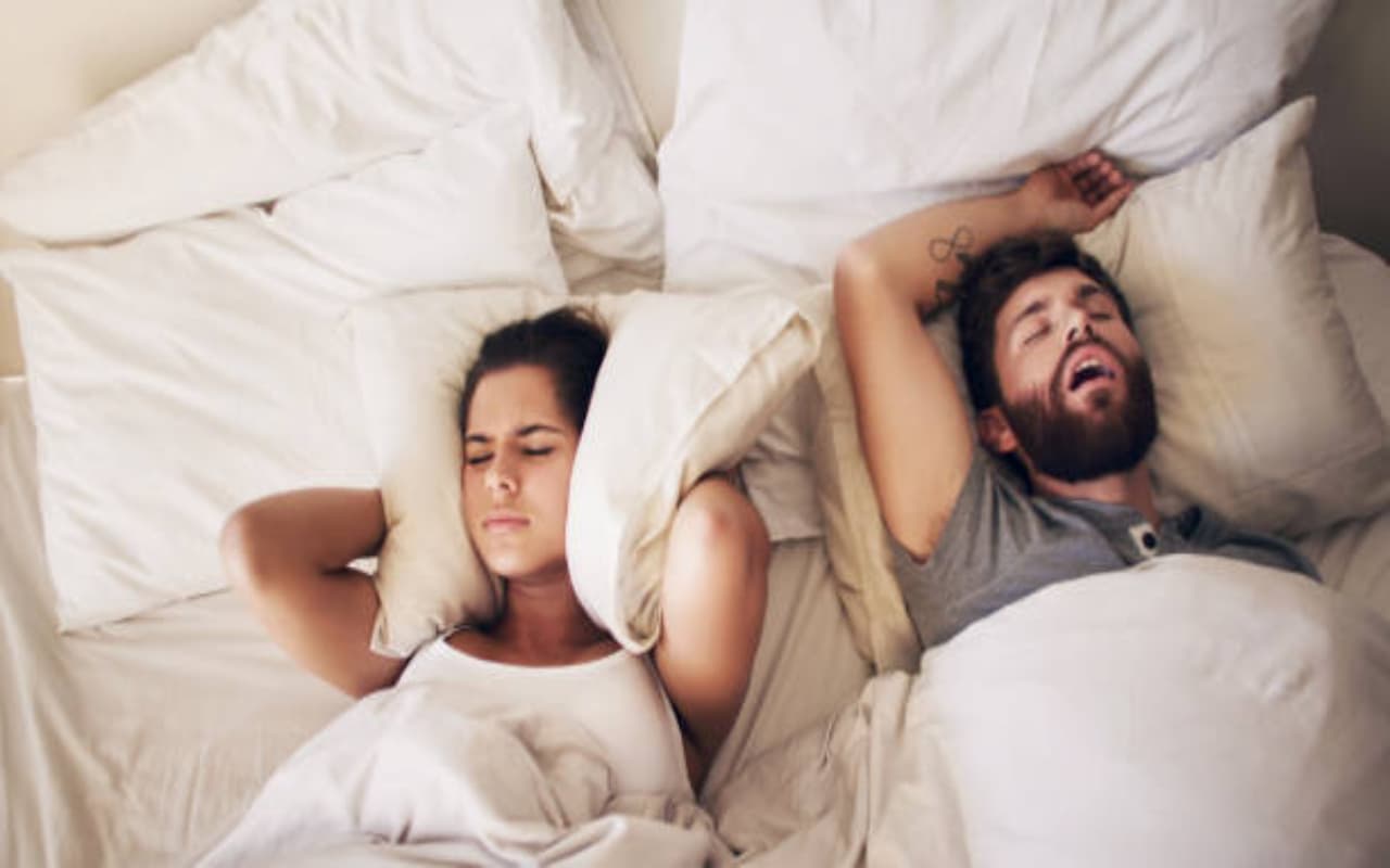 Snoring: पार्टनर के खर्राटों ने मुश्किल कर दिया रातों को सोना? इन तरीकों से पाएं छुटकारा