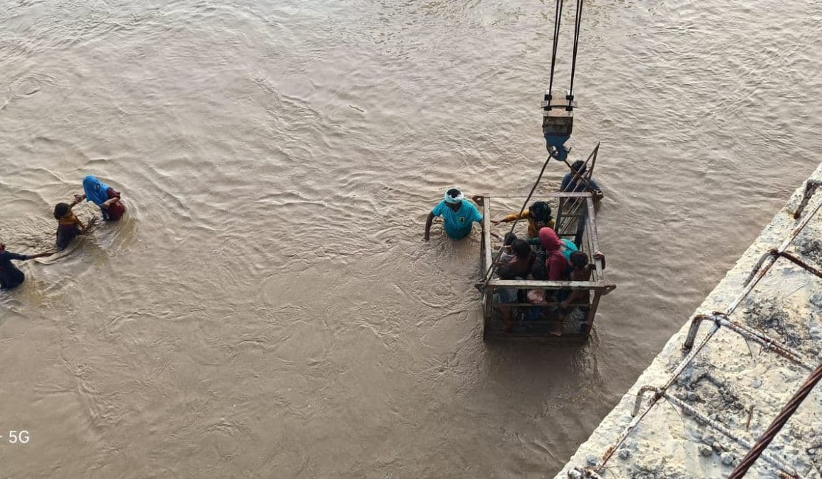 Photos: सुपौल में बाढ़ ने मचाया हाहाकार, बीच मझधार में फंसी सौ ज़िंदगियों को हाइड्रा मशीन से किया गया रेस्क्यू