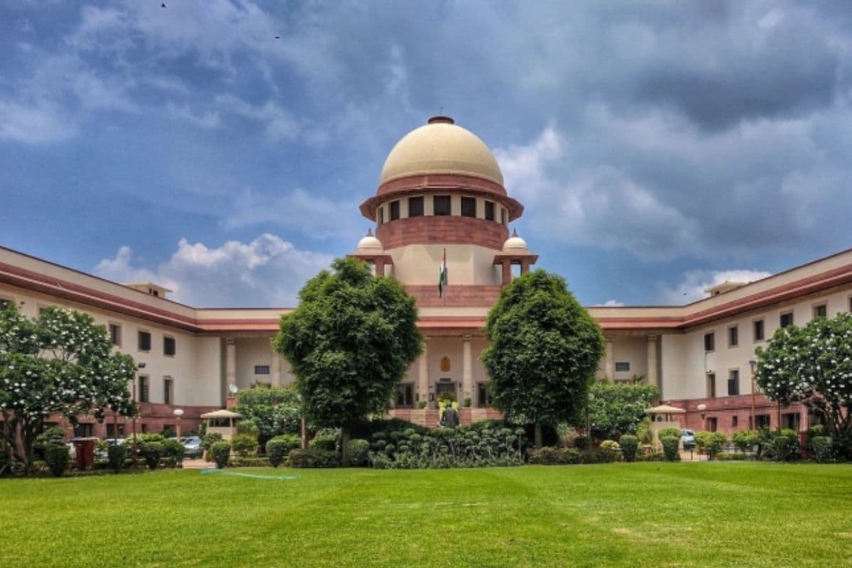 Supreme Court: बुलडोजर एक्शन केस पर सुप्रीम कोर्ट की सख्त टिप्पणी, मंदिर हो या दरगाह सार्वजनिक स्थान से हटाना होगा