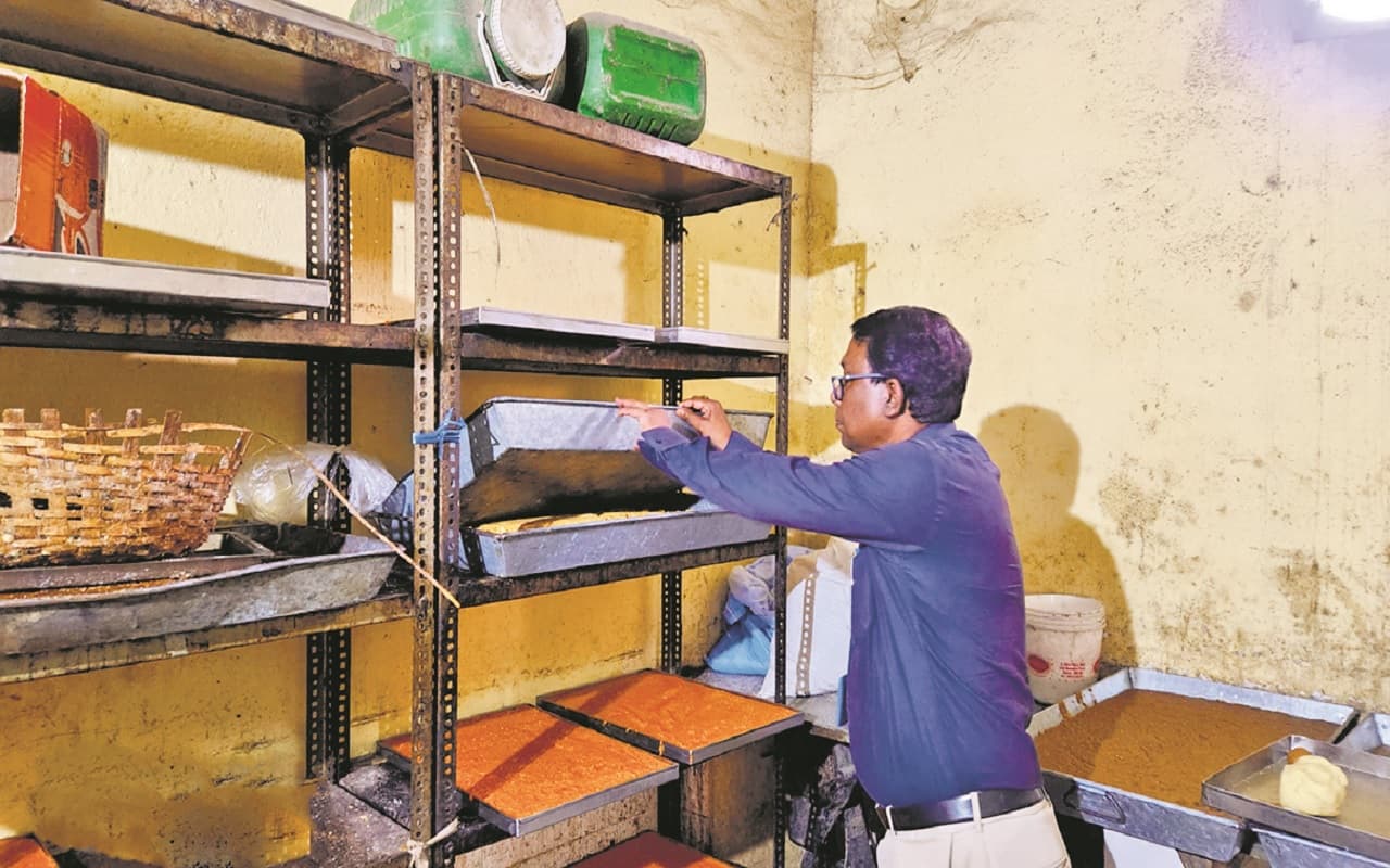 पटना में खोया और मिठाई में मिली गंदगी और फंगस, त्योहार में खरीदने जाएं तो आप भी रहें सतर्क...