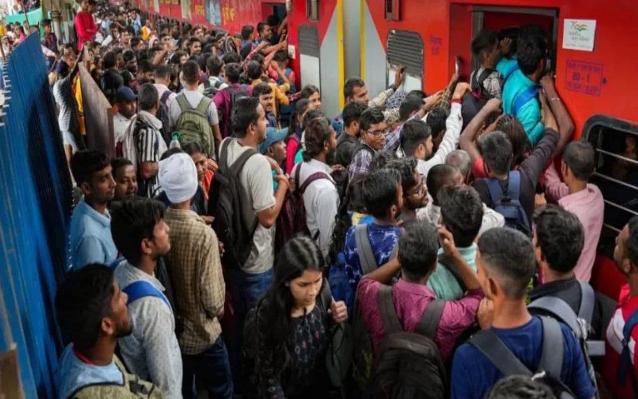 छठ में आये प्रवासियों को लौटने में छूट रहे पसीने, आधे यात्री बोगी में घुसे, बाकी प्लेटफार्म पर ही रह गये