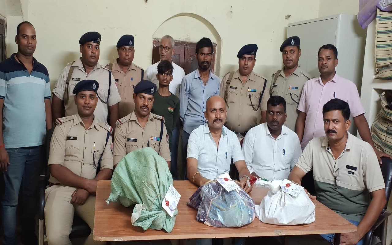 Bihar News: यार्ड में खड़ी ट्रेन की बोगियों से काटते थे तार, रेलवे की संपत्ति चुराने वाले दो चोर गिरफ्तार