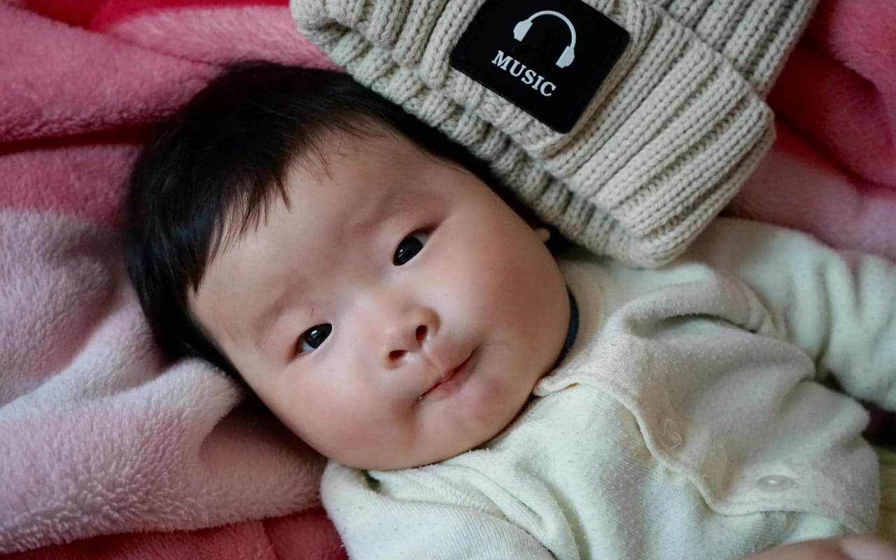 Baby Names: नन्हे से बेटे के लिए चुनें मनमोहक वैदिक नाम, देखें लिस्ट और जानें अर्थ