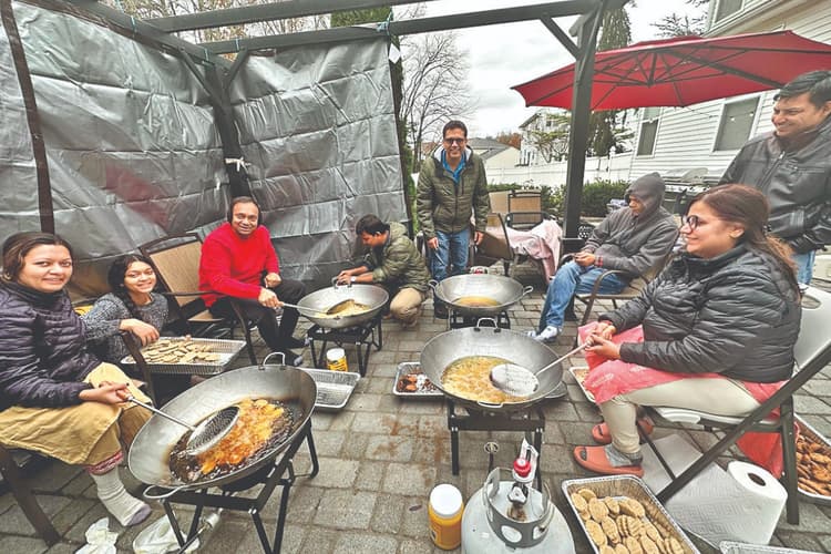 Chhath Puja: विदेश जाकर भी झारखंडवासी नहीं भूले अपनी परंपरा, इंग्लैंड-अमेरिका में करते हैं छठ पूजा