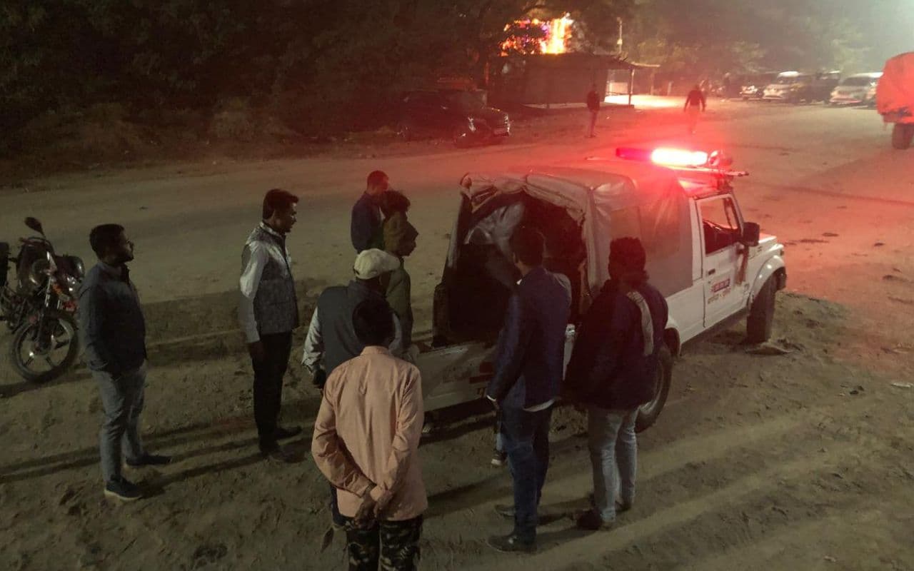 अररिया झुलसे छात्र को अस्पताल ले जाते हुए