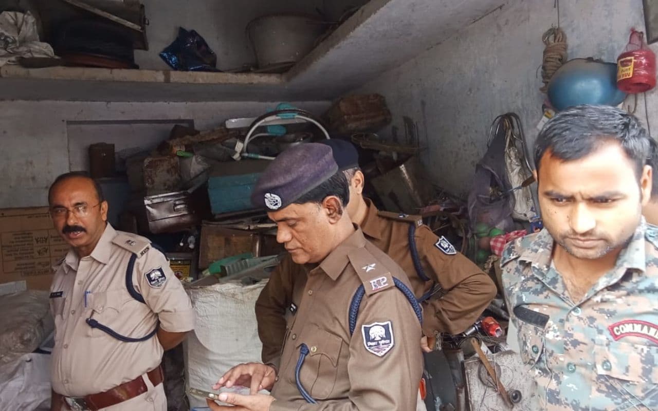 Blast: गया शहर के कबाड़ी दुकान में ब्लास्ट, दुकानदार की कई उंगलियां उतरीं