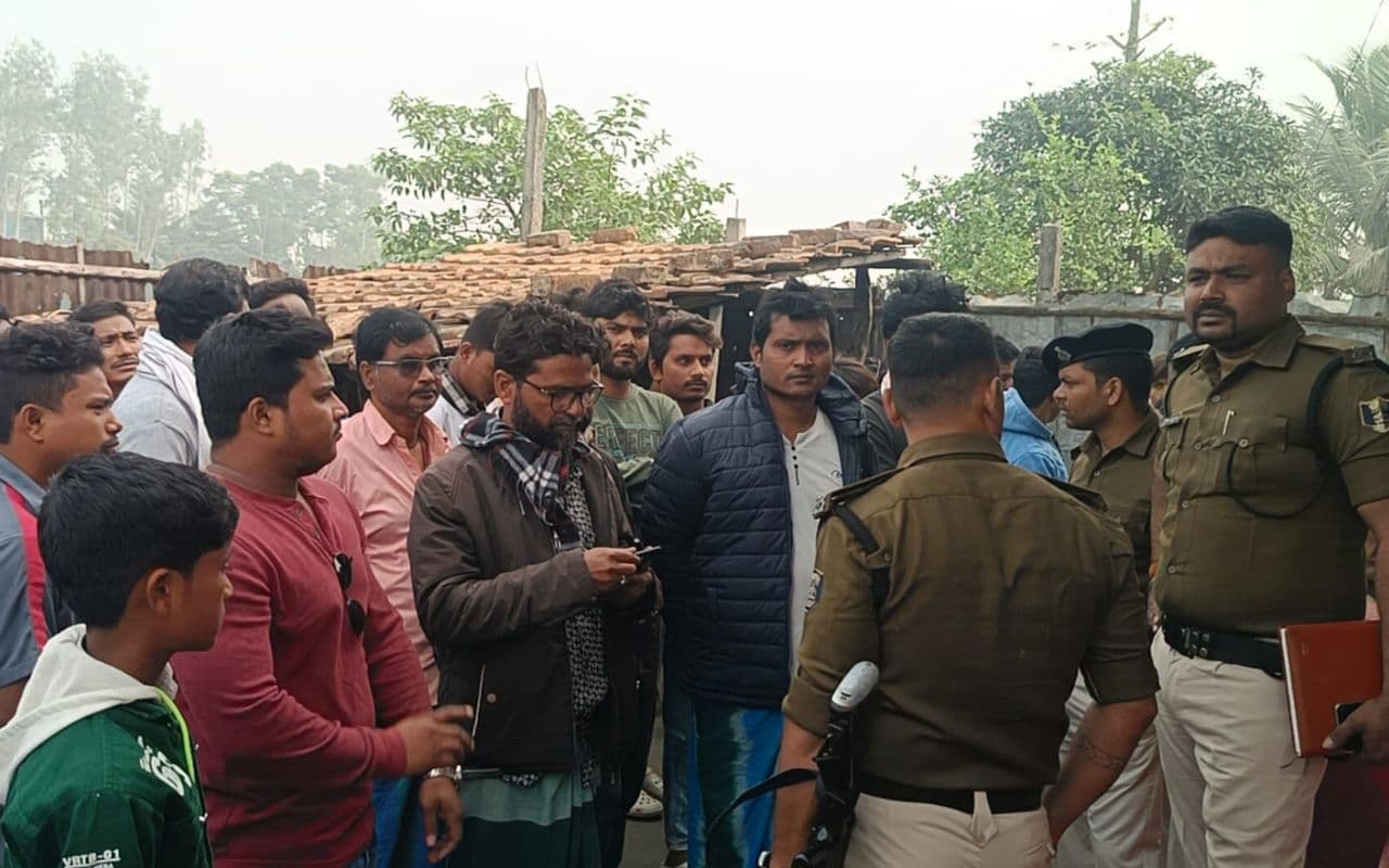 Crime News: कटिहार में महिलाओं को बंधक बनाकर लाखों की डकैती, हथियार से लैस अपराधियों ने दिया घटना को अंजाम