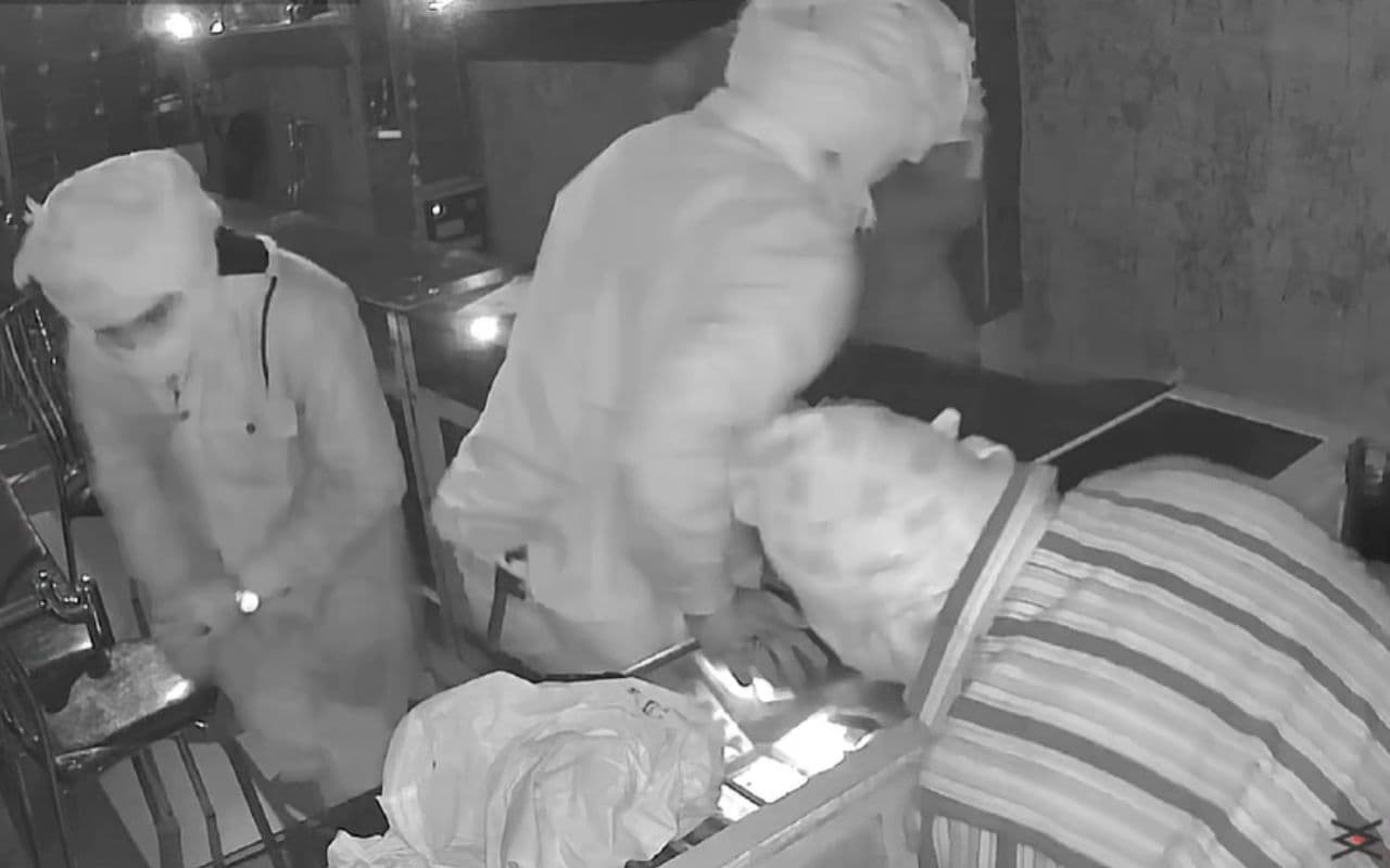 Bhagalpur News: स्वर्ण आभूषण दुकान से तीन करोड़ की ज्वेलरी चोरी, नकाबपोश हथियार से लैस अपराधियों ने दिया घटना को अंजाम