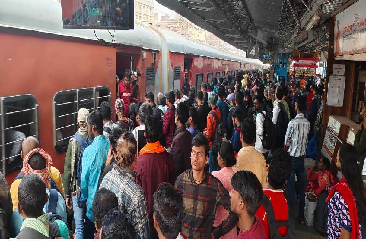 Weather News: कोहरे के कारण रेल के पहियों पर लगा ब्रेक, भागलपुर से पटना का सफर करने में लगे इतने समय