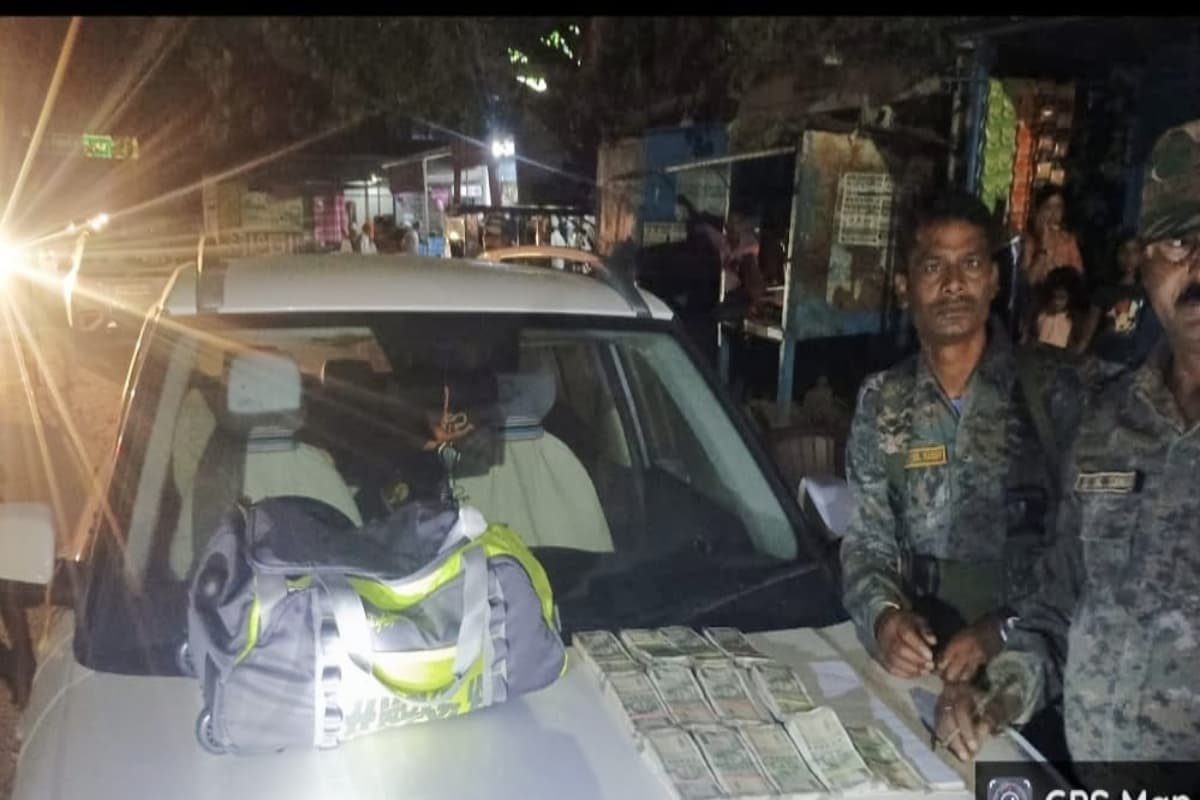 Jharkhand Election 2024: चुनाव से पहले डॉक्टर की कार से मिला लाखों कैश, पुलिस ने किया पैसा जब्त, चिकित्सक से पूछताछ