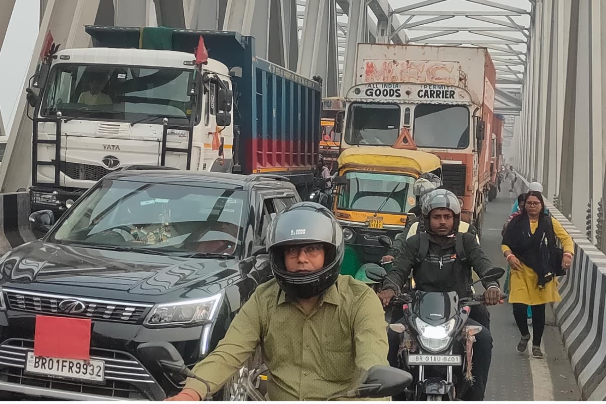 महात्मा गांधी सेतु पुल पर लगी वाहनो की लंबी कतार, यात्री परेशान, रेंगती दिखी गाड़ियां