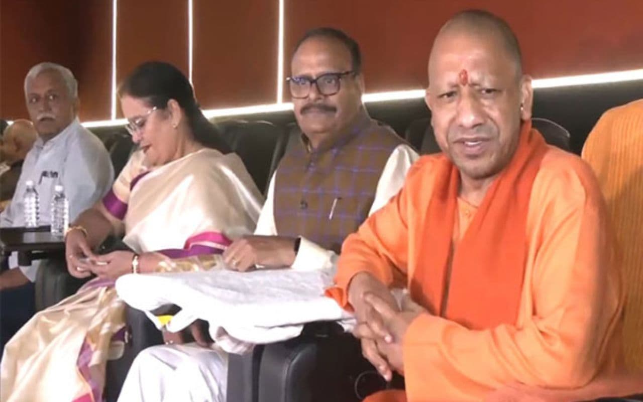 UP के सीएम योगी आदित्यनाथ ने देखी 'द साबरमती रिपोर्ट' उत्तर प्रदेश में किया टैक्‍स फ्री फिल्म का ऐलान