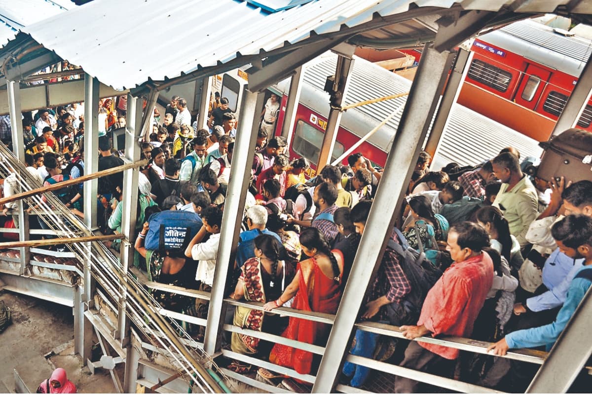 Chhath Trains: छठ के लिए बिहार जाने वाली ट्रेनों में भारी भीड़, बोगियों में पैर रखने की जगह नहीं